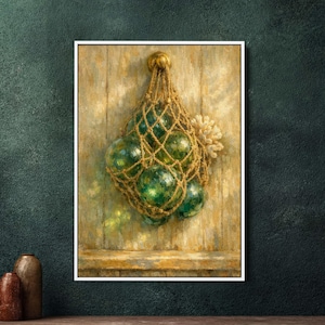 Pode incluir: Uma pintura emoldurada retrata bóias de pesca de vidro verde numa rede tecida, penduradas contra um fundo de madeira desgastada. Um pedaço de coral está preso à rede. A obra de arte tem um tema rústico e náutico.