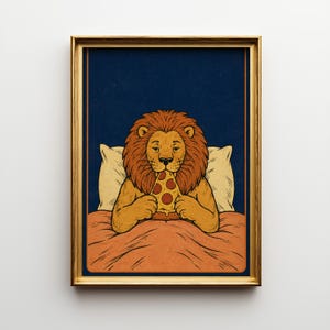 Könnte beinhalten: Ein gerahmter Kunstdruck, der einen goldenen Löwen mit brauner Mähne zeigt, der unter einer orangefarbenen Decke im Bett sitzt, sich an weiße Kissen lehnt und ein Stück Peperoni-Pizza vor einem dunkelblauen Hintergrund isst.