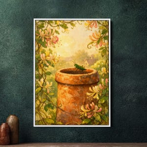 Könnte beinhalten: Gerahmter Kunstdruck. Detaillierte Illustration eines Terrakotta-Topfes mit einer grünen Heuschrecke oben. Der Topf ist von blühenden Weinreben umgeben, vor einem sonnigen Hintergrund mit einem kleinen Haus im Hintergrund.