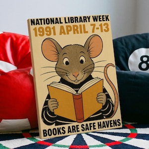 Pode incluir: Um cartaz retangular com um rato castanho a ler um livro aberto. O texto diz NATIONAL LIBRARY WEEK 1991 APRIL 7-13 e BOOKS ARE SAFE HAVENS. O rato veste uma camisola às riscas pretas e brancas. O fundo é de cor bege claro.