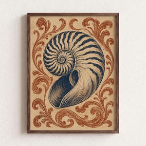 Könnte beinhalten: Ein gerahmter Kunstdruck mit einer dunkelblauen Nautilus-Muschel-Illustration auf beigem Hintergrund, umgeben von komplizierten, wirbelnden rostfarbenen Filigranmustern. Das Kunstwerk befindet sich in einem schlichten, dunkelbraunen Holzrahmen.