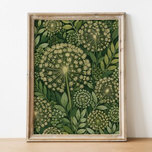 Könnte beinhalten: Ein gerahmter vertikaler Wandkunstdruck mit einem botanischen Muster aus blassgelben Löwenzahn-Samenköpfen und verschiedenen grünen Blättern vor einem dunkelwaldgrünen Hintergrund. Der Rahmen besteht aus hellem Holz mit sichtbarer Maserung.