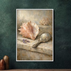 Könnte beinhalten: Ein Stillleben-Gemälde mit einer großen, rosa Muschel, einem kleinen Handspiegel mit einem verzierten Griff und einem Zweig Lavendel. Im Hintergrund befindet sich eine kleinere Korallenformation. Das Gemälde hat eine weiche, gedämpfte Farbpalette.