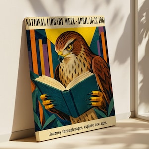 Könnte beinhalten: Ein rechteckiges Poster mit einem braunen Falken, der ein blaugrünes Buch liest. Der Text oben lautet NATIONAL LIBRARY WEEK - APRIL 16-22 1961. Der Text unten lautet Journey through pages, explore new ages. Der Hintergrund zeigt geometrische Formen.