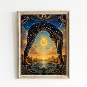 Könnte beinhalten: Ein gerahmter Kunstdruck, der eine himmlische Figur zeigt, die sich über eine altägyptische Landschaft wölbt. Der Körper der Figur ist mit einem dunkelblauen Sternenhimmel gefüllt, während der Horizont eine goldene Sonne, Pyramiden und einen Fluss zeigt.