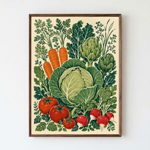 Op de afbeelding: Een ingelijste botanische print met een kleurrijke illustratie van diverse groenten, waaronder een grote centrale kool, feloranje wortels, rode tomaten, kleine rode radijsjes en groene artisjokken op een crèmekleurige achtergrond.