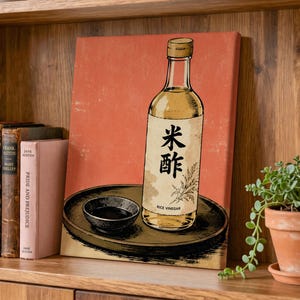 Könnte beinhalten: Eine gerahmte Illustration einer klaren Glasflasche mit Reisessig mit einem beigen Etikett, das schwarze japanische Schriftzeichen und den Text RICE VINEGAR zeigt. Eine kleine dunkle Schale steht auf einem runden Tablett neben der Flasche.