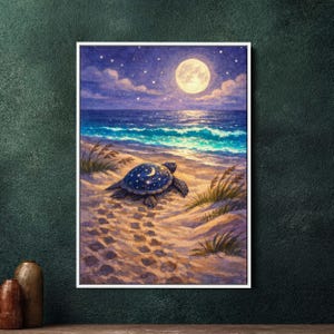 Op de afbeelding: Een ingelijst aquarel schilderij toont een zeeschildpad met een sterrenschild en een maan op een zandstrand. De oceaangolven slaan neer onder een volle maan en een sterrenhemel. Het kunstwerk is in tinten blauw, bruin en wit.