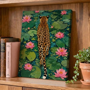 Könnte beinhalten: Ein rechteckiger Leinwanddruck, der einen gefleckten Leoparden zeigt, der vom Betrachter weg durch einen Teich voller grüner Seerosenblätter und leuchtend rosa Lotusblüten läuft. Das Kunstwerk zeigt eine kontrastreiche Szene in tiefen Grüntönen.