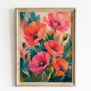 Könnte beinhalten: Ein gerahmter Kunstdruck mit einem lebendigen Blumenbild, das mehrere blühende Mohnblumen in leuchtenden Rosa-, Korallen- und Orangetönen zeigt, vor einem Hintergrund aus tiefem Blaugrün und grünem Blattwerk mit zwei kleinen ungeöffneten Knospen.