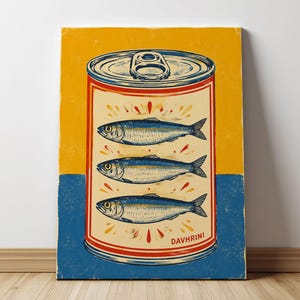 Può includere: Una stampa artistica da parete rettangolare con un'illustrazione stilizzata di una lattina di metallo. La lattina contiene tre pesci blu e argento impilati. Lo sfondo è diviso orizzontalmente tra giallo e blu. Il testo DAVHRINI è stampato in rosso.
