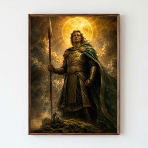 Könnte beinhalten: Ein gerahmter Wandkunstdruck, der einen Krieger in goldener Rüstung und grünem Umhang auf felsigem Untergrund zeigt. Die Figur hält einen langen Speer vor einem Hintergrund aus dunklen, wirbelnden Wolken und einer großen, leuchtenden Sonne.