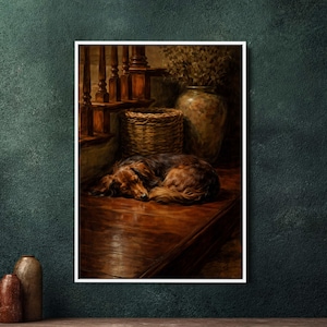 Könnte beinhalten: Ein gerahmtes Kunstwerk zeigt einen schlafenden Dackel auf einer Holzoberfläche. Der Hund, braun und hellbraun, liegt in der Nähe eines Weidenkorbs und einer großen Vase. Die Szene spielt sich in der Nähe einer Treppe mit Holzgeländern ab und schafft eine warme Atmosphäre.