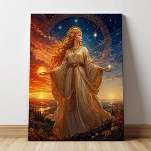 Könnte beinhalten: Ein rechteckiger Leinwanddruck, der eine Figur mit langem, fließendem Haar in einem cremefarbenen Gewand mit goldenen Akzenten zeigt. Die Figur steht in einer Landschaft bei Sonnenuntergang mit einem Sternenhimmel und einem großen kreisförmigen Heiligenschein.