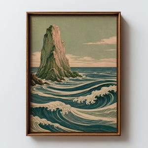 Könnte beinhalten: Ein gerahmter vertikaler Kunstdruck, der eine hohe, zerklüftete Felsformation zeigt, die aus einem unruhigen Meer mit tiefblauen Wellen und weißem Schaum aufragt. Der Himmel ist in einem gedeckten Salbeigrün mit weichen Wolken gehalten.