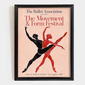 Könnte beinhalten: Ein gerahmtes Poster mit hellrosa Hintergrund und schwarzem Text, der The Ballet Association presents The Movement & Form Festival sowie June 11, Hollywood Bowl - Los Angeles, 1989 lautet. Zwei Tänzer sind als schwarze und rote Silhouetten dargestellt.