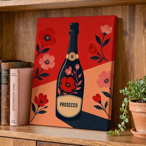 Könnte beinhalten: Ein rechteckiger Leinwanddruck mit einer dunkelblauen Prosecco-Flasche, die vor einem geteilten roten und orangefarbenen Hintergrund zentriert ist. Die Flasche ist mit roten und rosafarbenen Blumenillustrationen verziert und das Wort Prosecco steht auf dem Etikett.