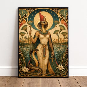 Può includere: Una stampa d'arte da parete incorniciata raffigurante una divinità cobra antropomorfa che indossa una corona rossa e una veste bianca. La figura tiene in mano un bastone e un simbolo ankh, circondata da piante di papiro, fiori di loto e un cobra avvolto in un paesaggio desertico.