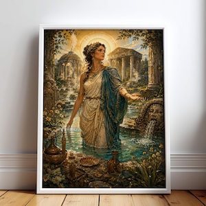 Könnte beinhalten: Ein gerahmter Wandkunstdruck, der eine Figur in einem weißen und blauen drapierten Gewand zeigt, die in einem Wasserbecken steht. Die Szene umfasst klassische Steinarchitektur, einen Steinbrunnen mit einem Gesicht und goldenes Licht.