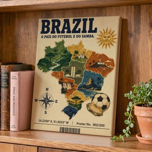 Könnte beinhalten: Ein rechteckiges Poster mit einer Karte von Brasilien und dem Text BRAZIL O PAIS DO FUTEBOL E DO SAMBA. Die Karte enthält Illustrationen einer Sonne, einer Windrose, eines Fußballs und eines Tamburins sowie Koordinaten und einen Strichcode.