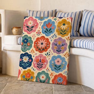 Könnte beinhalten: Ein rechteckiger Leinwanddruck mit einem sich wiederholenden Muster aus stilisierten Blumen in gewellten, kreisförmigen Rahmen. Das Design zeigt einen cremefarbenen Hintergrund mit Blumenmotiven in Rosa, Blau, Orange, Gelb und Violett.
