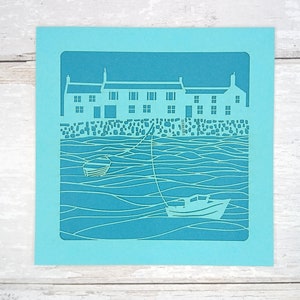 Carte de voeux de port côtier// Bateaux de pêche, carte côtière, carte découpée dans du papier