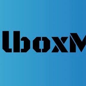 Puede incluir: El logotipo de ToolboxMaid sobre un fondo azul degradado. El logotipo presenta una llave inglesa y un destornillador cruzados, las palabras "ToolboxMaid" en negrita negra y un icono de escoba.