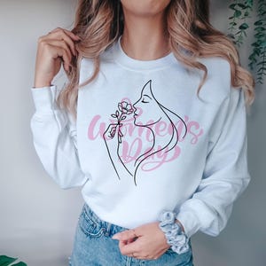 Weltfrauentag Sweatshirt „womens day“ – Blumenmotiv Femininer Statement Pullover Frauen Sweater Mädchen Shirt Girl Power Empowerment