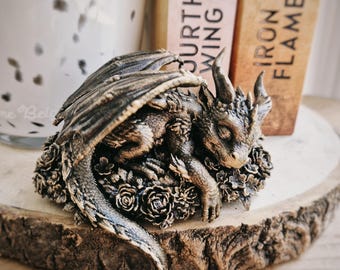 Dragon endormi imprimé en 3D et peint à la main | Sculpture fantasy | Décoration bibliothèque | Cadeau pour lecteur et amateur de dragons
