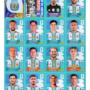 Könnte beinhalten: Eine Sammlung von Panini FIFA World Cup 2026 Argentinien Team-Stickern auf türkisfarbenem Hintergrund. Der Bogen enthält ein Teamlogo, ein Mannschaftsfoto und Einzelporträts von Spielern wie Lionel Messi, Emiliano Martinez und Julian Alvarez.