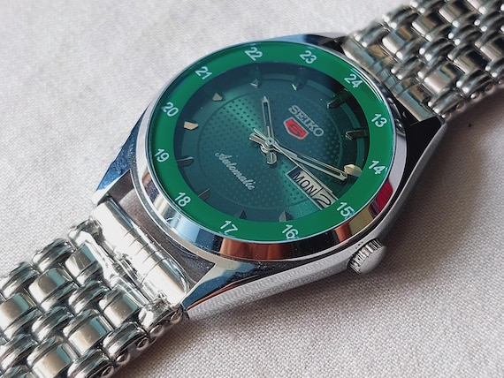 Vintage seiko 5 refurbished green dial stainless steel japan made Men's wrist watch