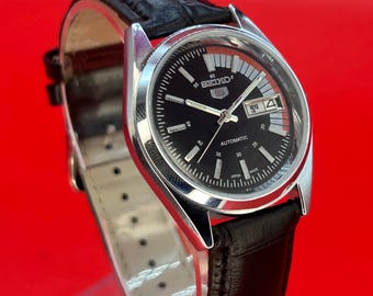 Reloj de pulsera vintage Seiko 5 renovado con esfera negra y acero inoxidable, fabricado en Japón, para hombre.