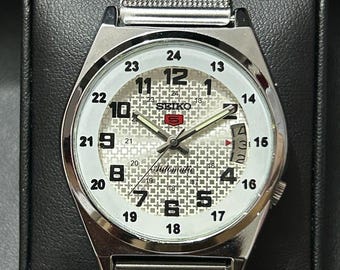 Japan Vintage seiko 5 refurbished white dial stainless steel made Men's wrist watch