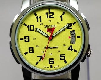 Seiko 5 clásico amarillo y plateado renovado: el reloj ejecutivo definitivo para hombre.