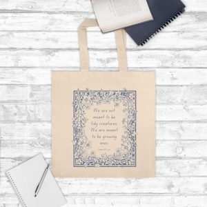 Puede incluir: Bolso tote color crema con un dise&ntilde;o floral azul y la cita: "No estamos destinados a ser criaturas ordenadas. Estamos destinados a crecer." El bolso tiene asas largas y est&aacute; hecho de tela resistente.
