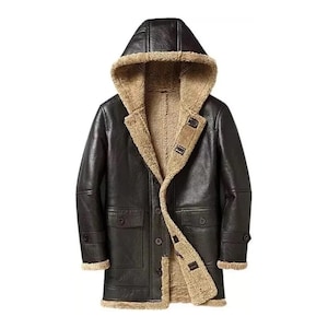 Peut inclure: Un manteau en cuir noir avec une capuche et une doublure en peau de mouton beige. Le manteau a une fermeture boutonnée, deux poches avant et des poignets boutonnés. La capuche est doublée de peau de mouton beige. Un manteau d'hiver chaud.