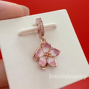 Körsbärsblomberlock till armband, present till henne