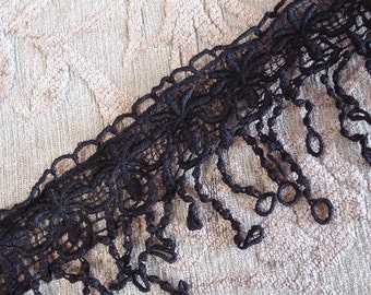 Borde de flecos de encaje veneciano de 3 pulgadas de ancho en color negro.