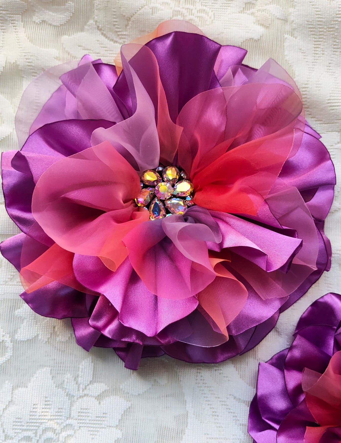 Janiro Corsage in magenta