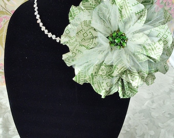 Grote groen en ivoor satijnen corsage