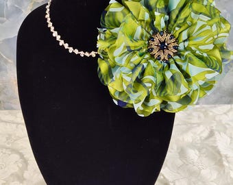 Große frühlingsgrüne Ansteckblume aus Satin und blauem Organza