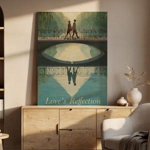 Op de afbeelding: Een canvas print met een stel dat over een brug loopt, met hun weerspiegeling in het water. Het kunstwerk heeft een getextureerde uitstraling en de tekst "Love's Reflection". Het kleurenpalet is gedempt, met groen, blauw en bruin. Romantische scène.
