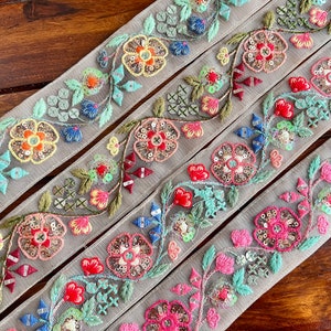 Tissu résille floral brodé bordure sari Tissus indiens pour robes bohèmes, journal indésirable et décoration d'intérieur