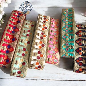 Adorno de tela bohemia multicolor - Camino de mesa con colcha artística - Borde de cinta de seda sari bordada - Tejido de seda sari - Adorno de tela india cortado a medida