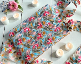 Geborduurde netstof lintversiering, trouwjurk, sari-rand, sari-stof, kunstquilt, Indiase versiering op maat gesneden, tafelloper