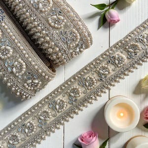 シルバーのオーガンザ生地にビーズと本物の鏡をちりばめたトリム | ボヘミアンドレス用の刺繍サリーボーダー