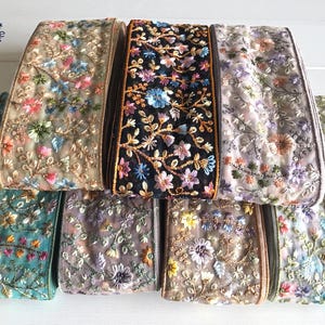 Blommigt broderad sidentygkant med spets, indisk sari-kant, konstquilts