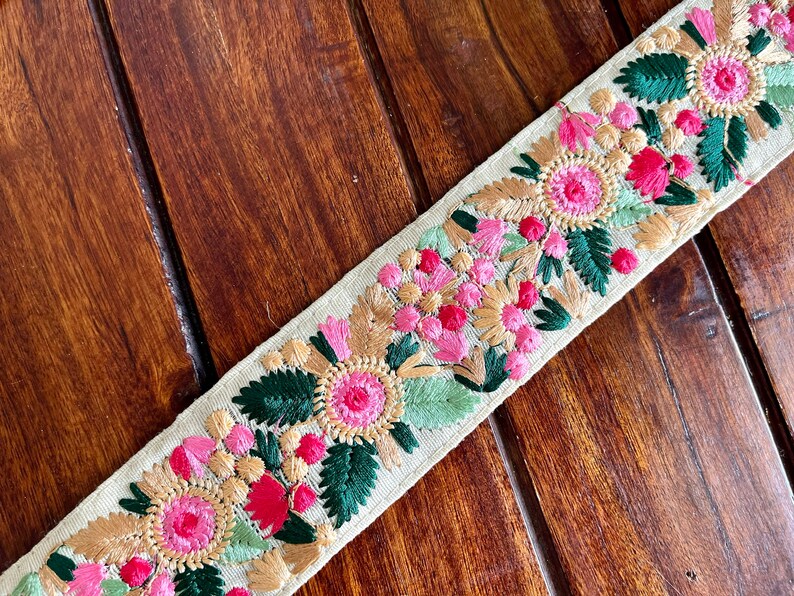 Embroidered Indian Trim By The Yard Indian Fabric Trim Sari Border Craft Ribbon Sari Fabric Trimming Sewing Tape, Costume trim Silk Ribbons ベージュ