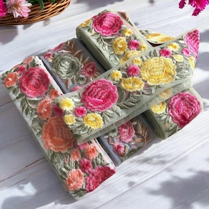 Tissu filet brodé, bordure en dentelle et fleurs, robe de mariée, bordure en sari, tissu en sari, courtepointe artistique, bordure indienne par mètre, chemin de table