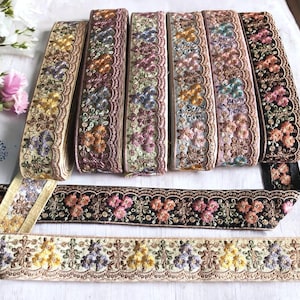 Borda de sari com acabamento em renda indiana por metro, guarnição de tecido de sari com fita bordada - Caminho de mesa - Acabamento em tecido de colcha de arte Borda de sari com acabamento em tecido de seda